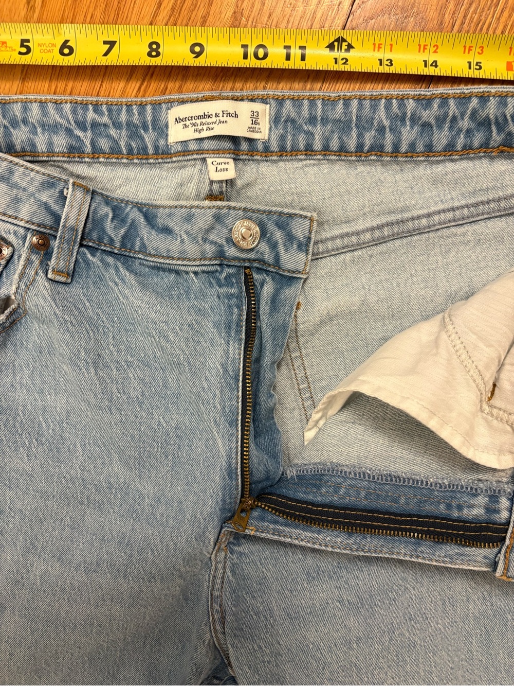 Abercrombie & Fitch Curve Love 90’s Relaxed Jeans| 16/33R - Picture 5 of 10